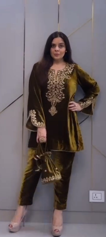 Beautiful Velvet dress with potli 🤩